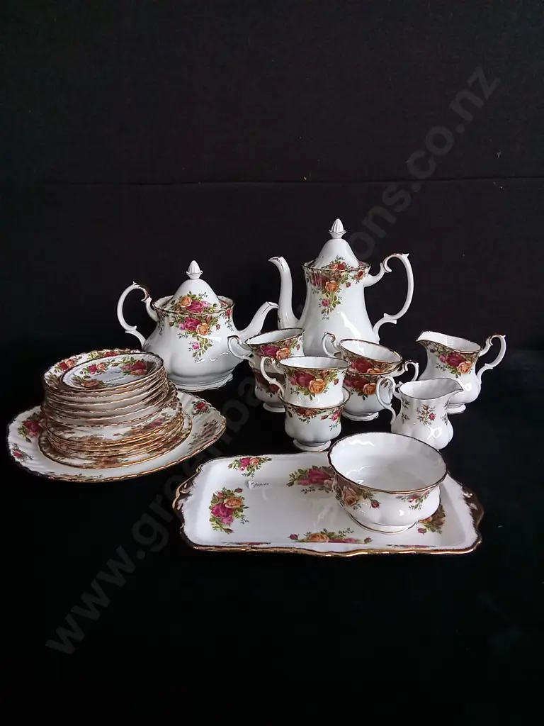 26 PIECE VINTAGE ROYAL ALBERT OLD COUNTRY ROSES BONE CHINA SET Image 1++