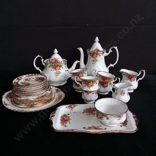 26 PIECE VINTAGE ROYAL ALBERT OLD COUNTRY ROSES BONE CHINA SET