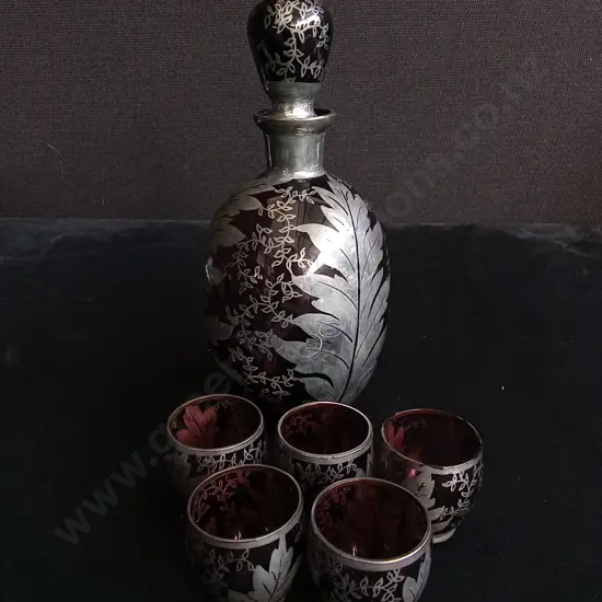 DECANTER SET INCLUDING 5 SMALL GLASSES AND STOPPER