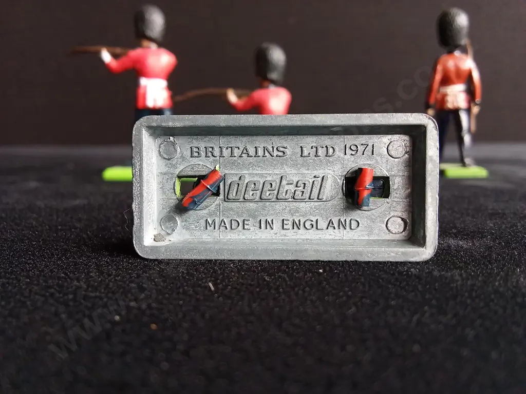 4 VINTAGE BRITISH GUARD MODELS BY BRITAINS LIMITED 1971 Image 1++