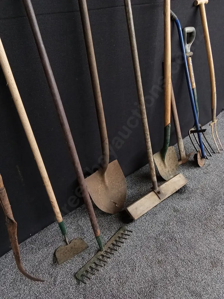 10 X ASSORTED GARDEN TOOLS Image 1++