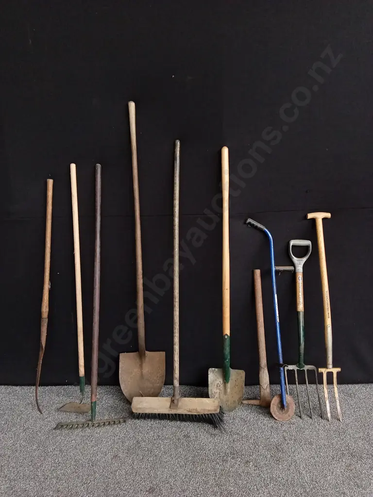 10 X ASSORTED GARDEN TOOLS Image 1++