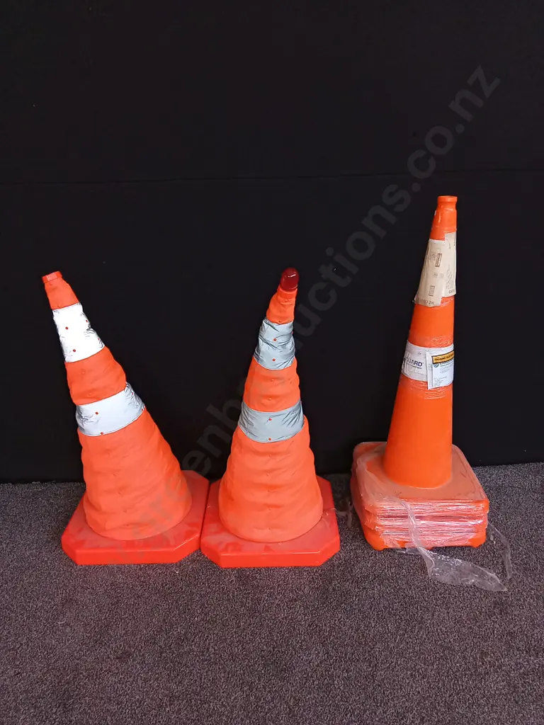 5 PIECES TRAFFIC CONES, INCLUDING TWO COLLAPSIBLE Image 1++
