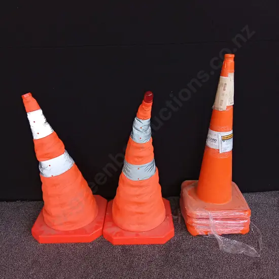 5 PIECES TRAFFIC CONES, INCLUDING TWO COLLAPSIBLE