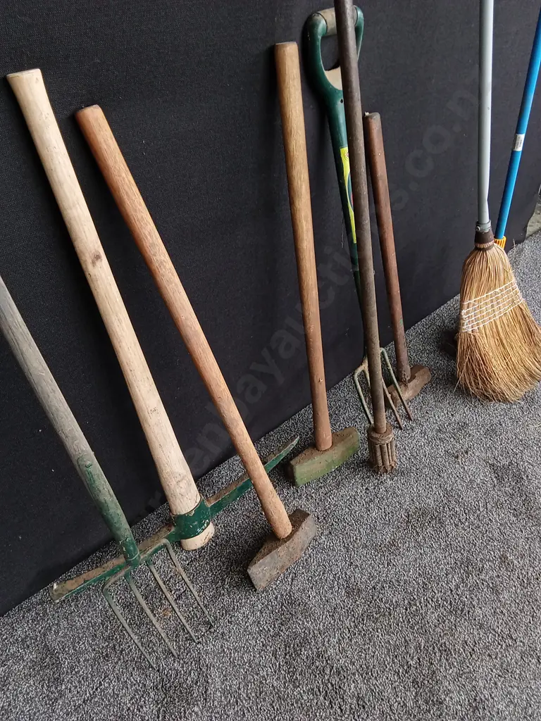 9 X GARDEN TOOLS Image 1++