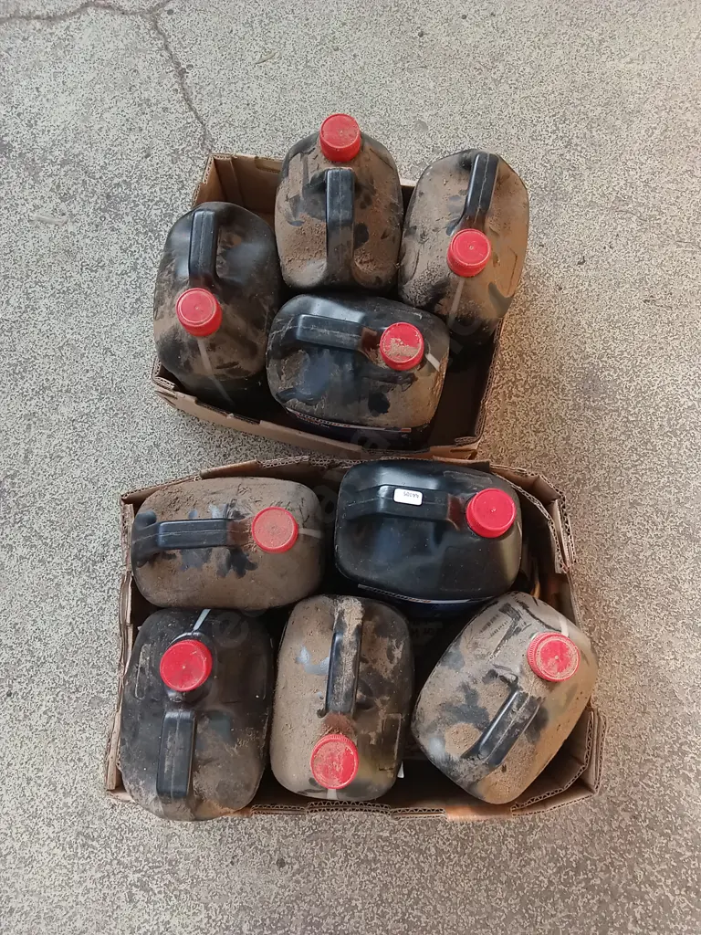 9 X 4 LITRE CONTAINERS  OF KMX 20W 50 MOTOR OIL SUIT OLDER CARS Image 1++