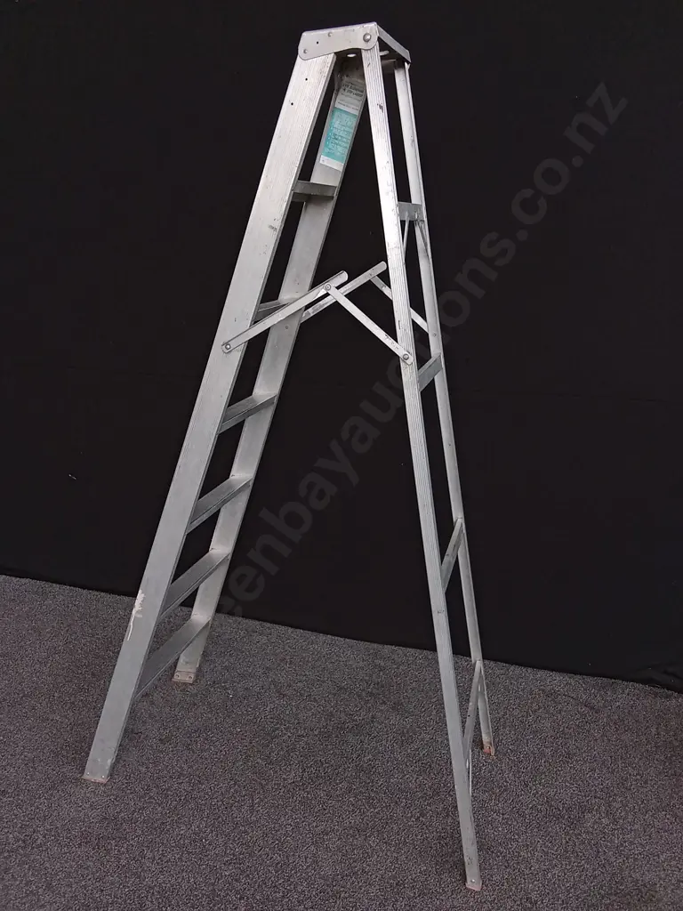 ALUMINIUM STEP LADDER H 2.11 M Image 1++