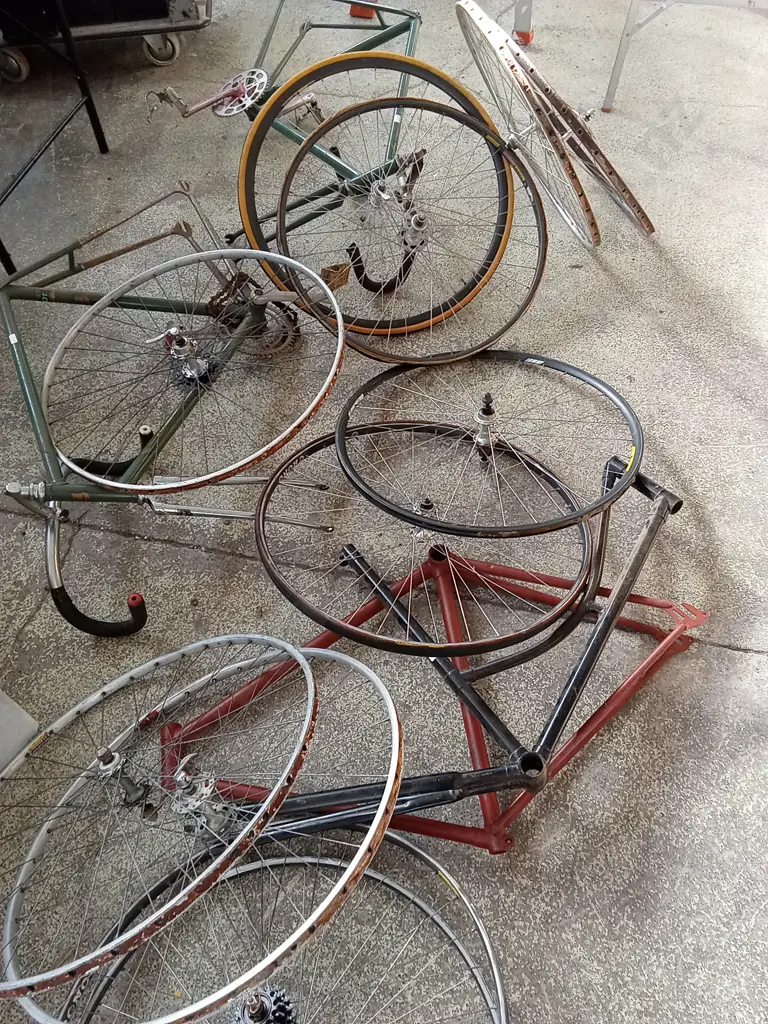 BIKE FRAMES AND WHEELS Image 1++