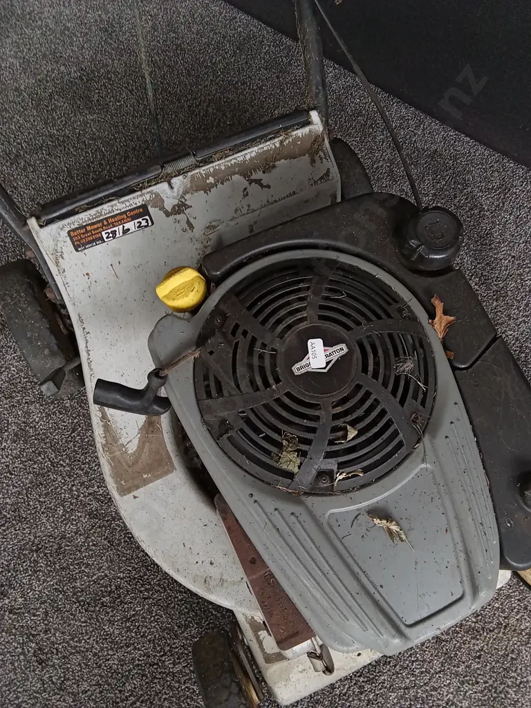 LAWNMOWER WITH BRIGGS AND STRATTON PETROL MOWER, ENGINE FREE BUT NOT STARTED Image 1++
