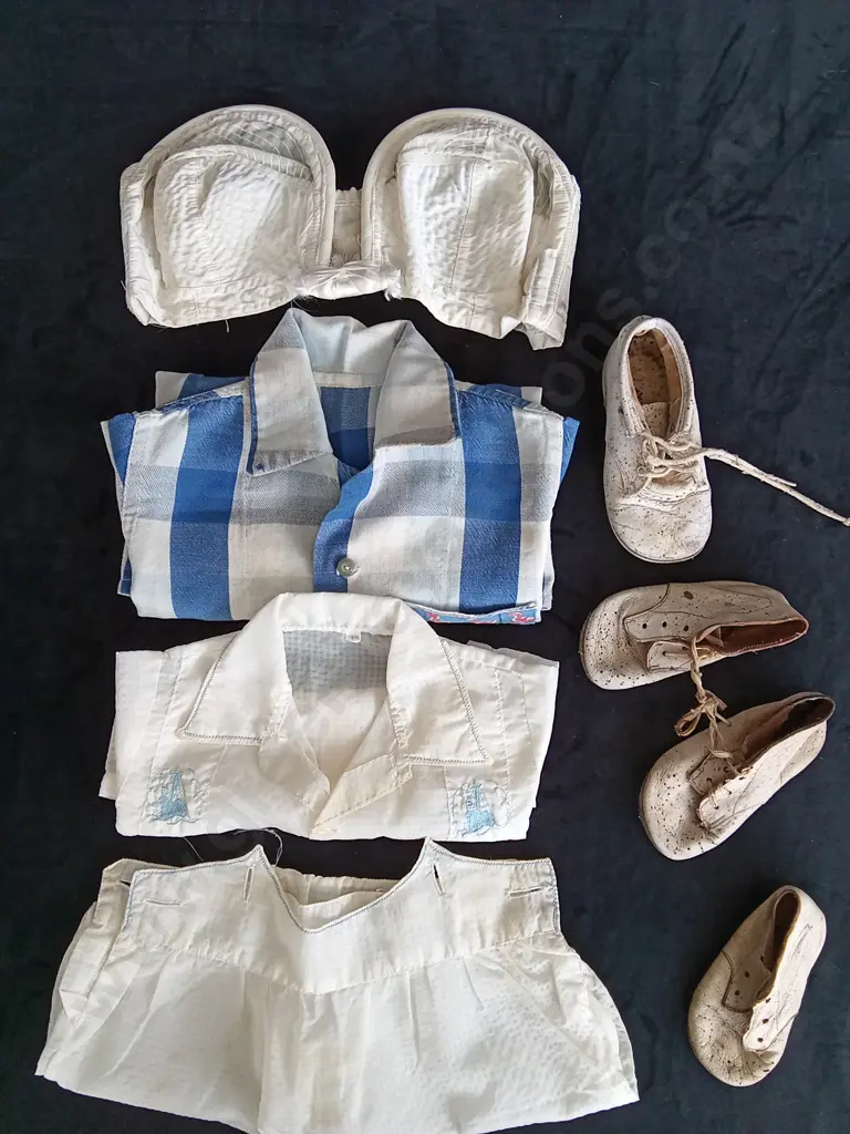 8 PIECES MIX OF VINTAGE CLOTHES AND KIDS SHOES Image 1++