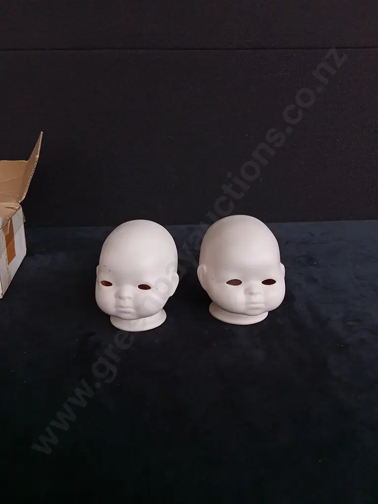 PAIR OF VINTAGE CERAMIC DOLL HEADS Image 1++
