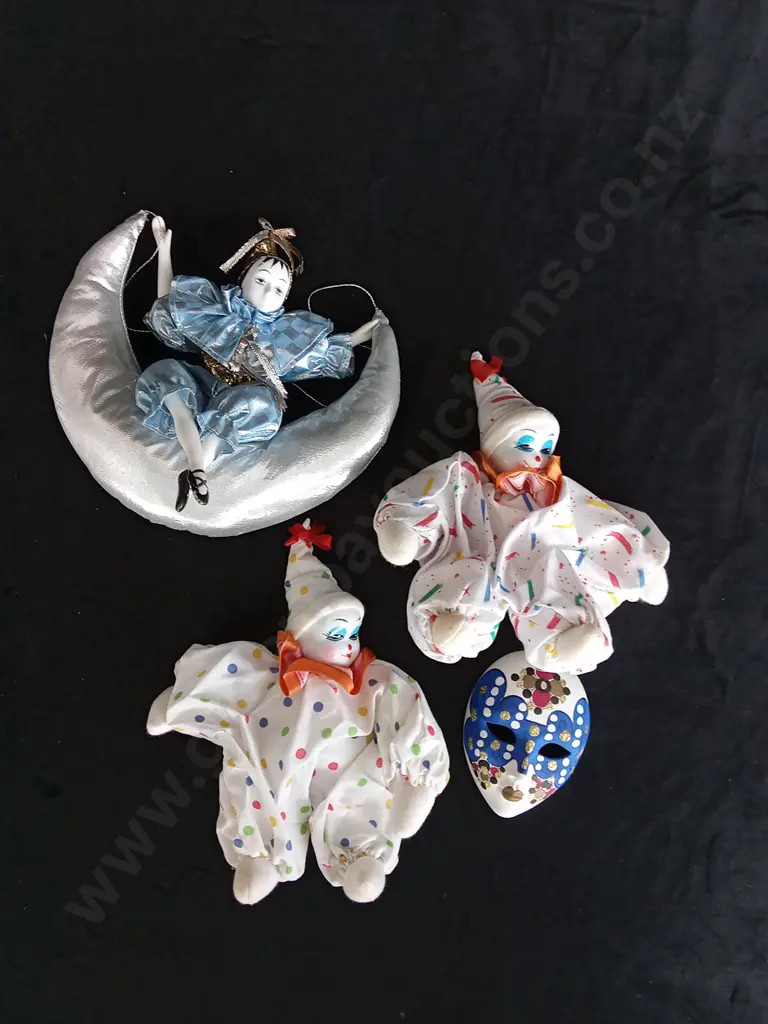 4 PIECES VINTAGE CLOWN DOLLS WITH PORCELAIN FACES AND DECORATIVE MASK Image 1++