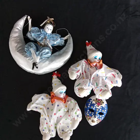 4 PIECES VINTAGE CLOWN DOLLS WITH PORCELAIN FACES AND DECORATIVE MASK