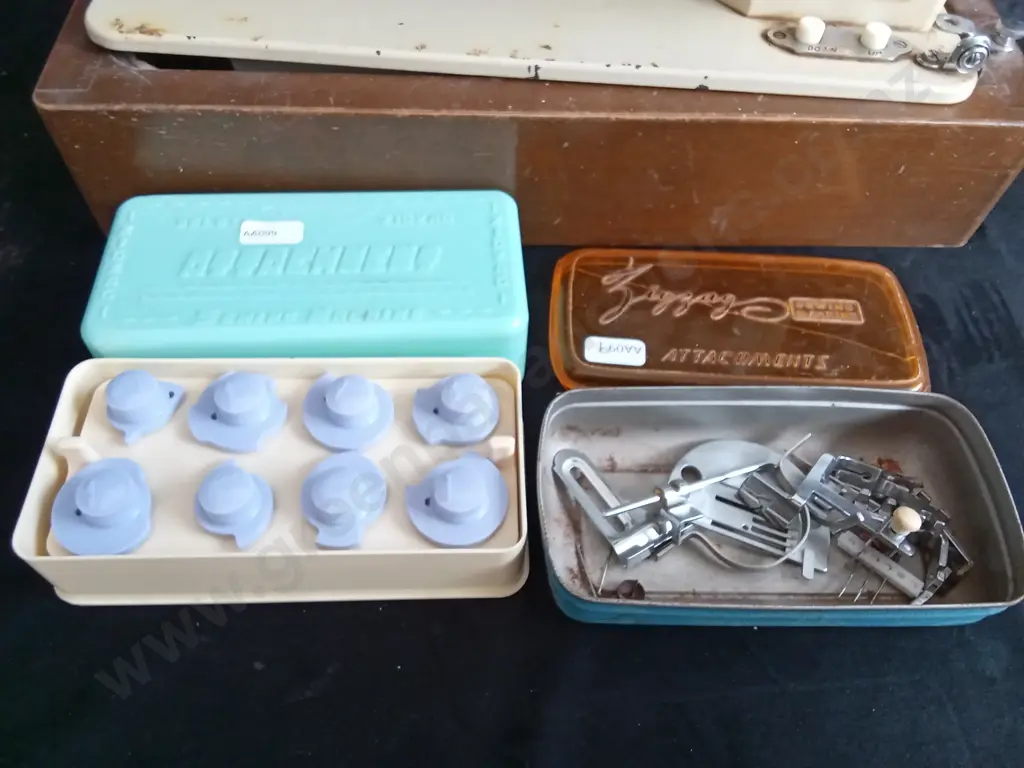 VINTAGE WINDSOR SEWING MACHINE YDK SEWING MOTOR AND ACCESSORIES Image 1++