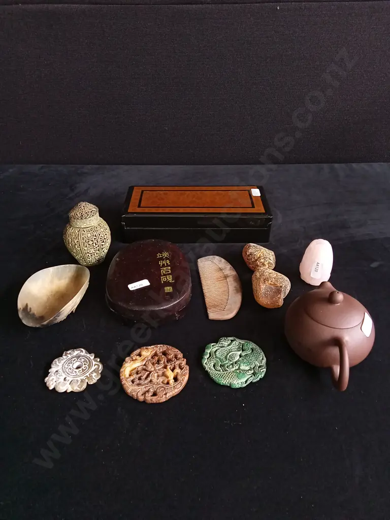 COLLECTION OF CHINESE DECORATIVE ITEMS Image 1++
