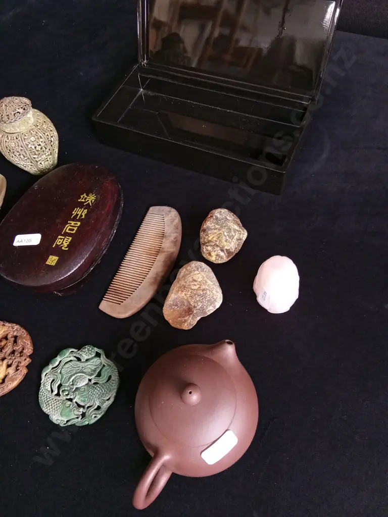 COLLECTION OF CHINESE DECORATIVE ITEMS Image 1++