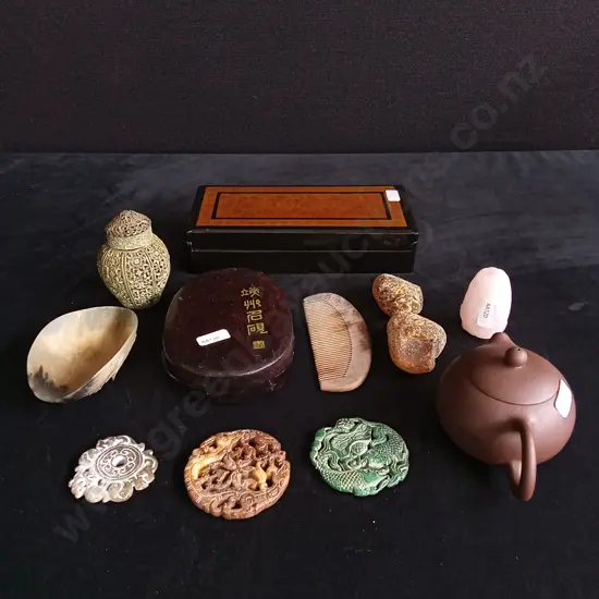 COLLECTION OF CHINESE DECORATIVE ITEMS