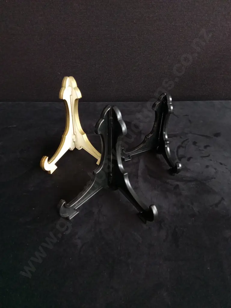 BOX OF PLATE STANDS Image 1++