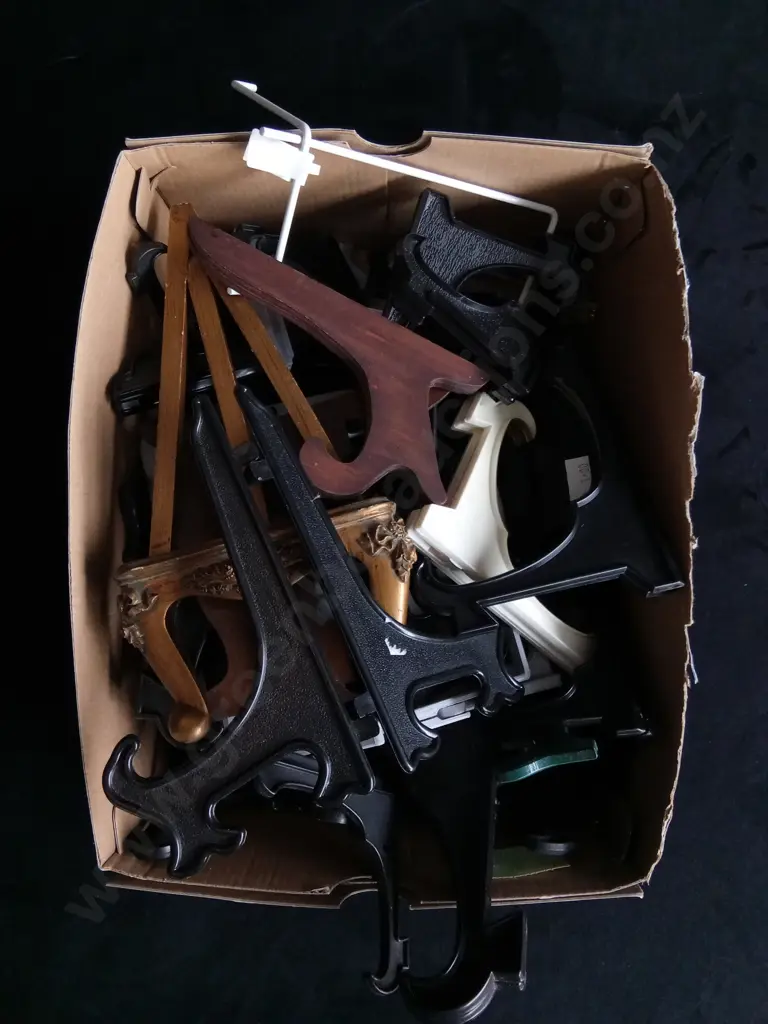BOX OF PLATE STANDS Image 1++