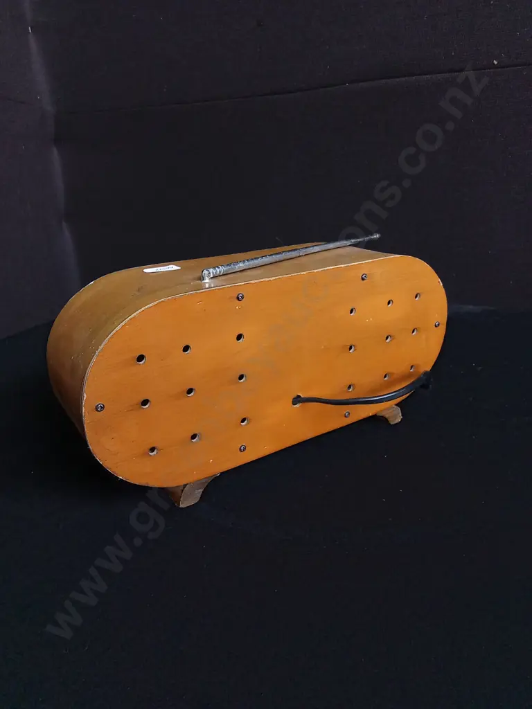 VINTAGE WOODEN CASED RADIO Image 1++