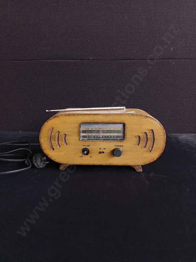 VINTAGE WOODEN CASED RADIO Image 1++