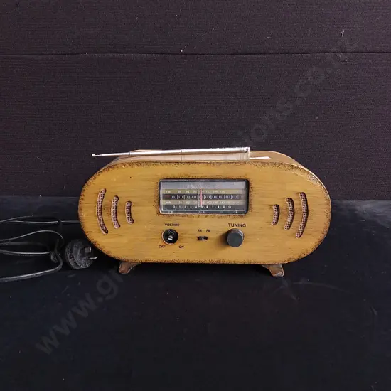 VINTAGE WOODEN CASED RADIO