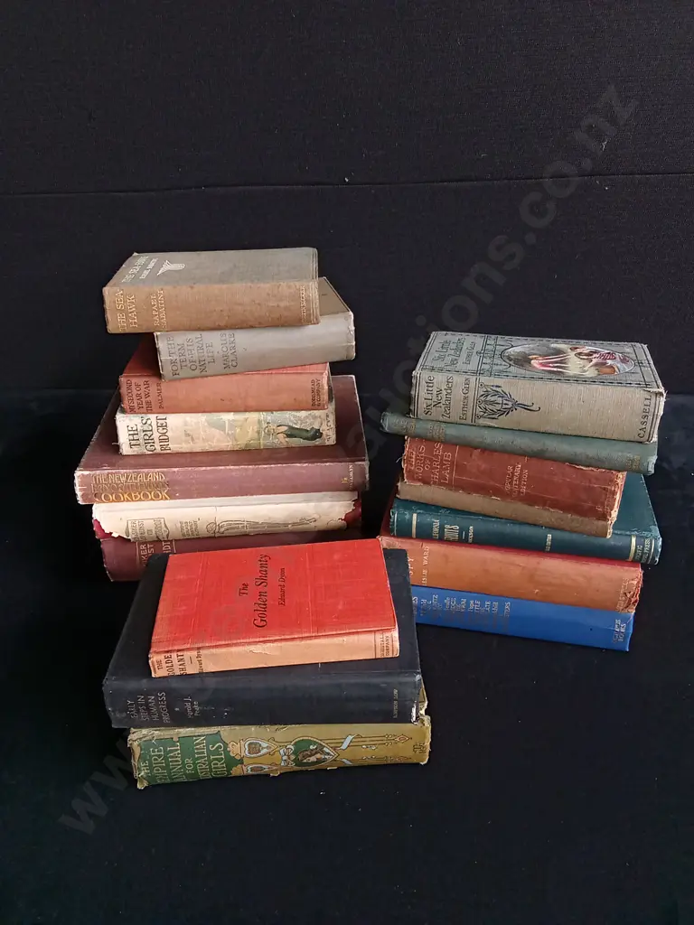 MIX OF VINTAGE BOOKS Image 1++