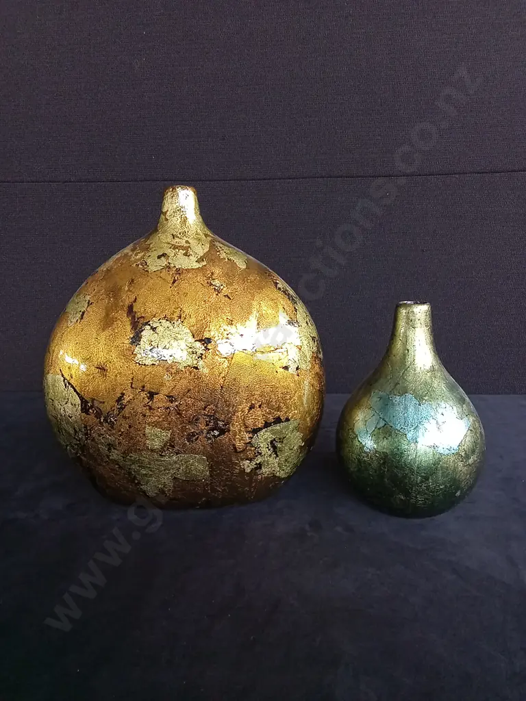 3 DECORATIVE VASES AND A DOLPHIN Image 1++