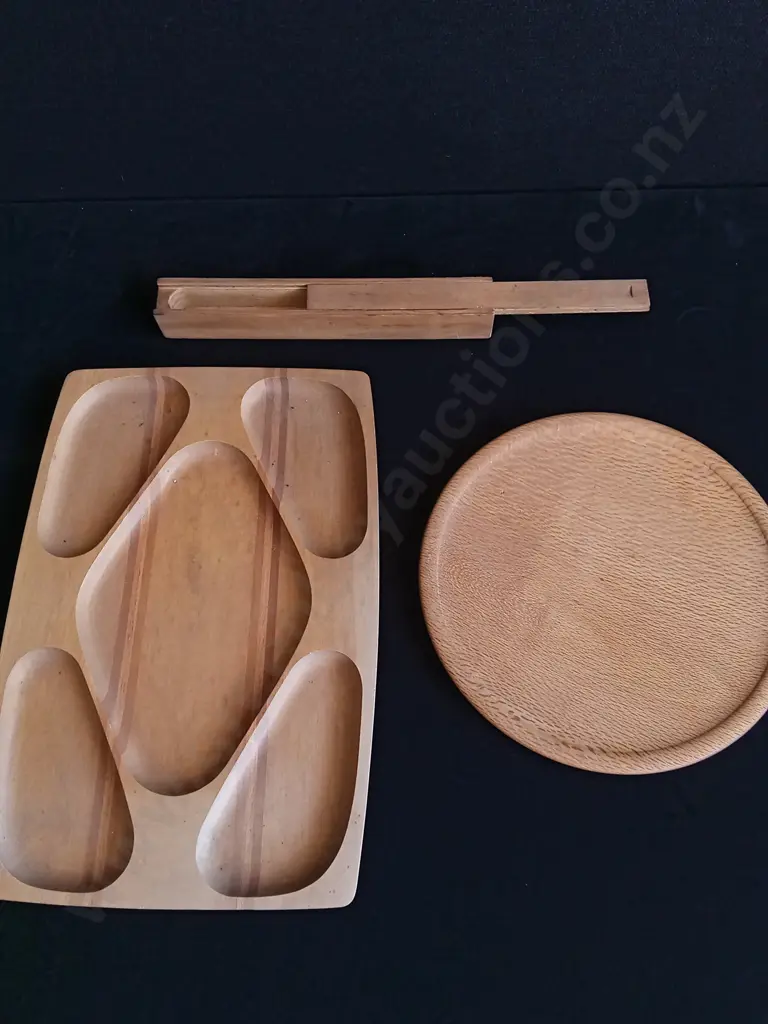 3 PIECES 0F VINTAGE WOOD KITCHEN ITEMS Image 1++