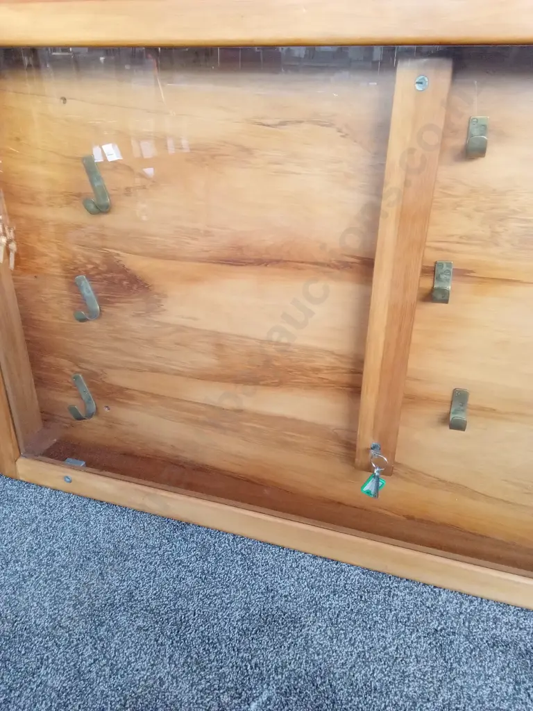 SOLID HANDMADE RIMU GUN DISPLAY CASE LOCKABLE CENTRE BAR WITH KEYS GLASS FROMT WITH LOCKS Image 1++