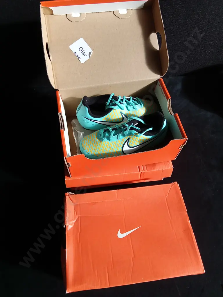3 PAIRS KIDS SIZE 28.5 NIKE FOOTBALL BOOTS BRAND NEW Image 1++