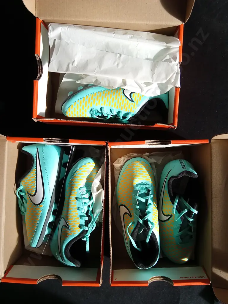 3 PAIRS KIDS SIZE 28.5 NIKE FOOTBALL BOOTS BRAND NEW Image 1++