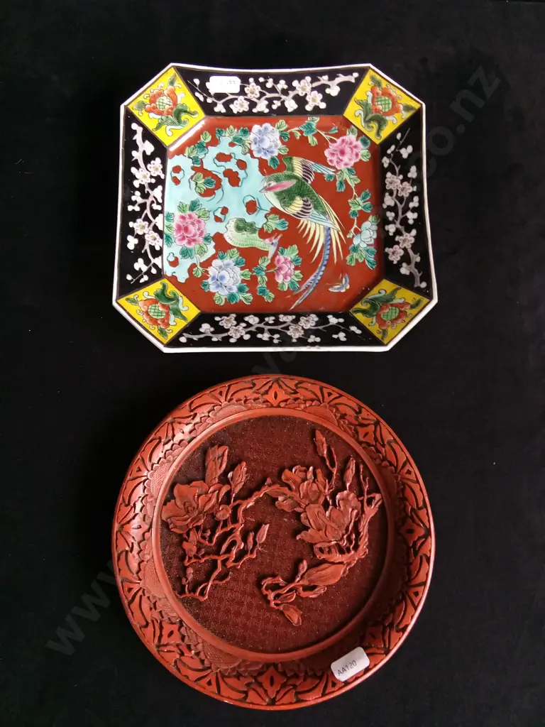 2 VINTAGE ASIAN DECORATIVE PLATES Image 1++