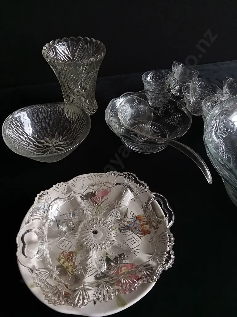 MIX OF GLASS KITCHENWARE INCLUDING SET Image 1++