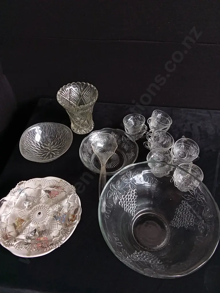 MIX OF GLASS KITCHENWARE INCLUDING SET Image 1++