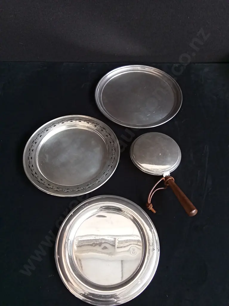 8 PIECES SILVER PLATED ITEMS, INCLUDING CANDLESTICK HOLDERS AND SERVING PLATES Image 1++