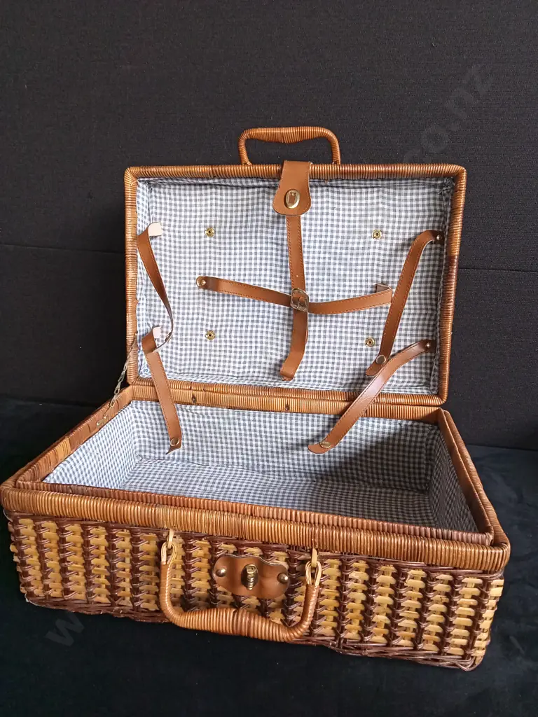 PICNIC BASKET Image 1++