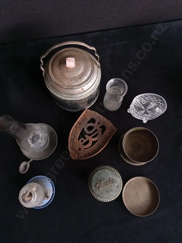 COLLECTION OF VINTAGE HOUSEHOLD ITEMS Image 1++