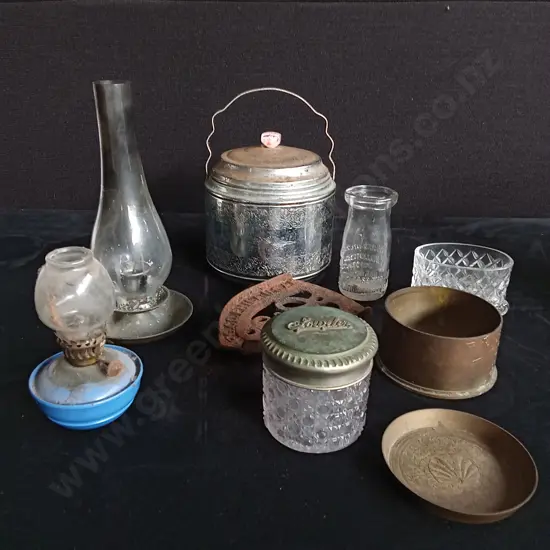 COLLECTION OF VINTAGE HOUSEHOLD ITEMS