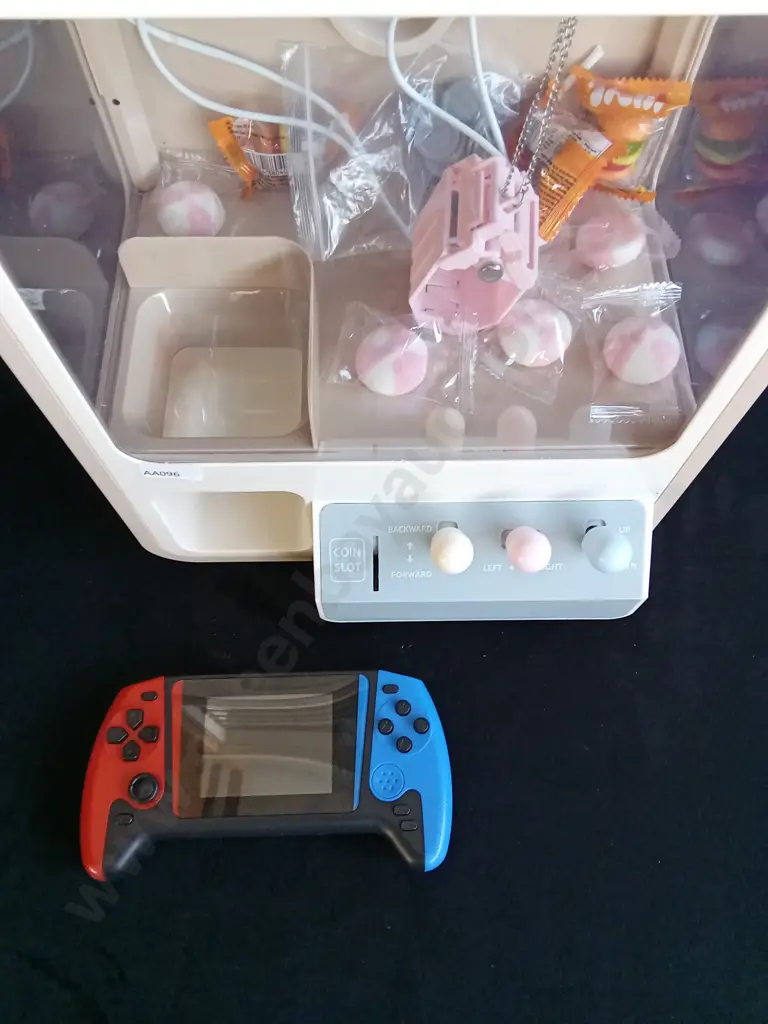 TABLETOP CLAW MACHINE AND RETRO GAME CONSOLE Image 1++