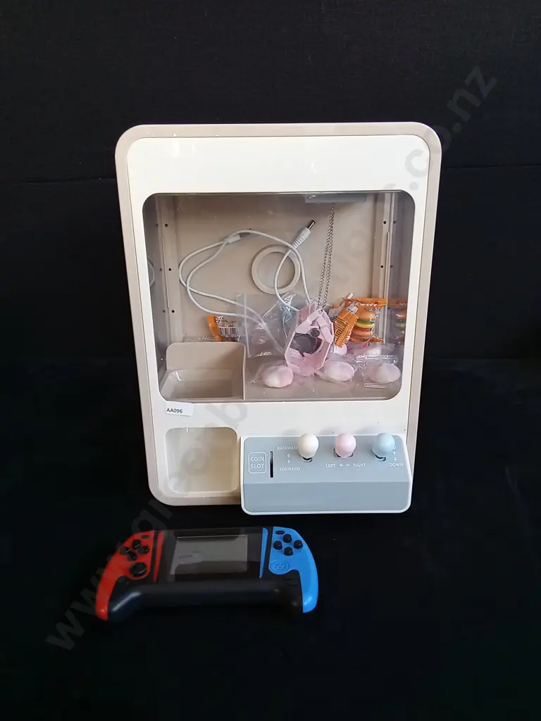 TABLETOP CLAW MACHINE AND RETRO GAME CONSOLE Image 1++