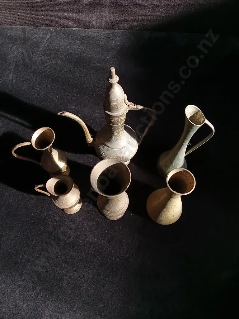 6 PIECES OF VINTAGE BRASS DECOR Image 1++