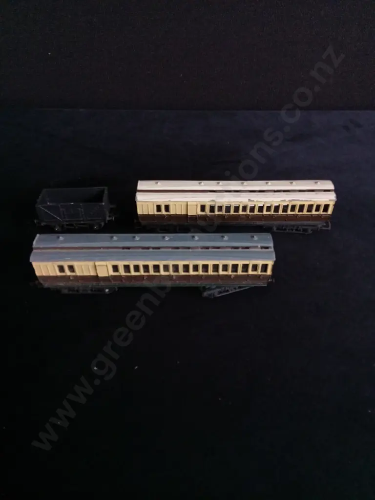 11 TRAIN AND CARRIAGE MODELS Image 1++