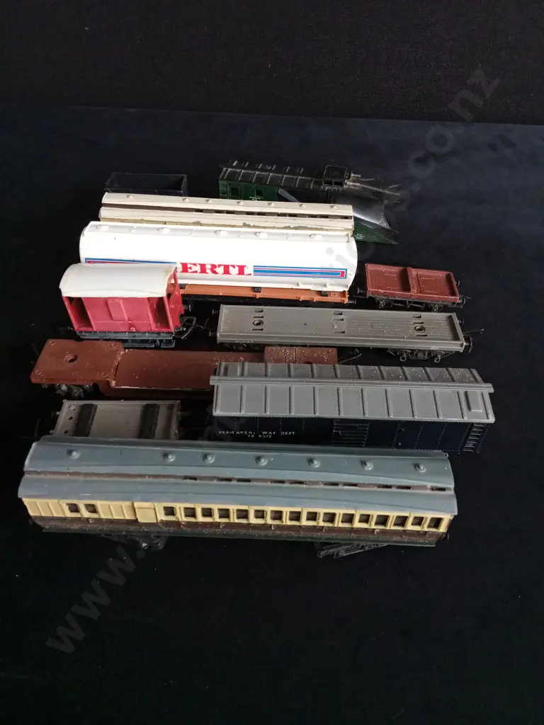 11 TRAIN AND CARRIAGE MODELS Image 1++