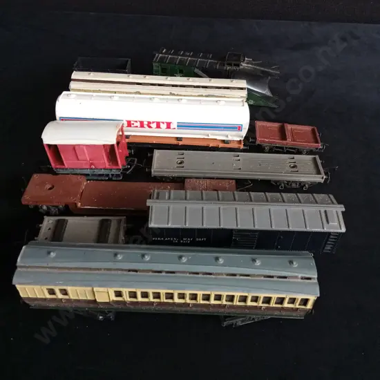 11 TRAIN AND CARRIAGE MODELS