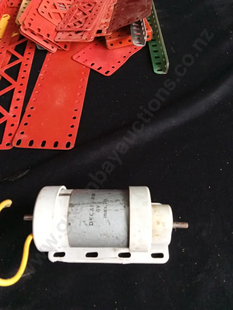 LARGE BAG OF VINTAGE MECCANO INCLUDES PLATES, CONNECTORS, WHEELS, GEARS, NUT BOLTS, JOINERS ETC Image 1++