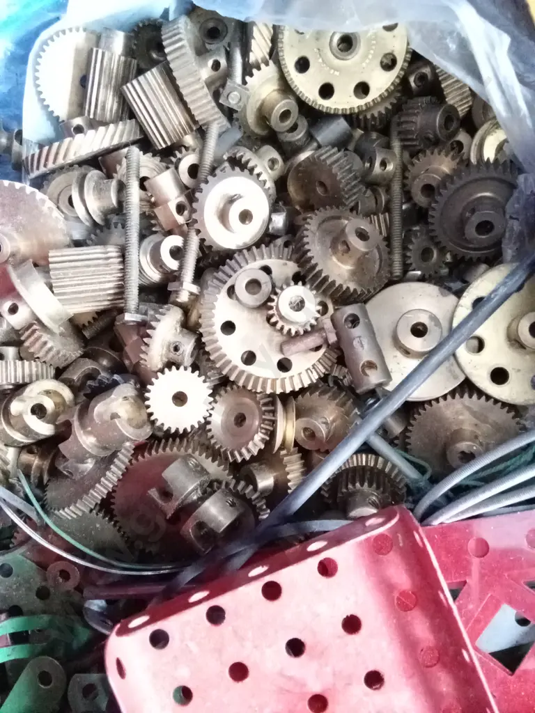 LARGE BAG OF VINTAGE MECCANO INCLUDES PLATES, CONNECTORS, WHEELS, GEARS, NUT BOLTS, JOINERS ETC Image 1++