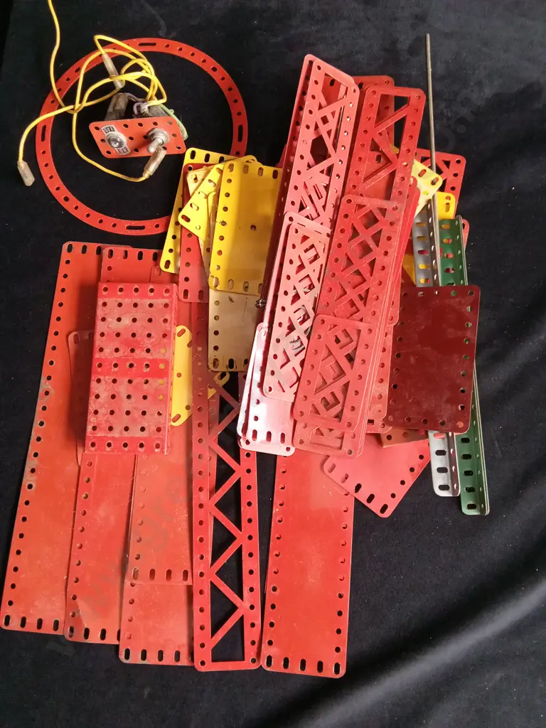 LARGE BAG OF VINTAGE MECCANO INCLUDES PLATES, CONNECTORS, WHEELS, GEARS, NUT BOLTS, JOINERS ETC Image 1++