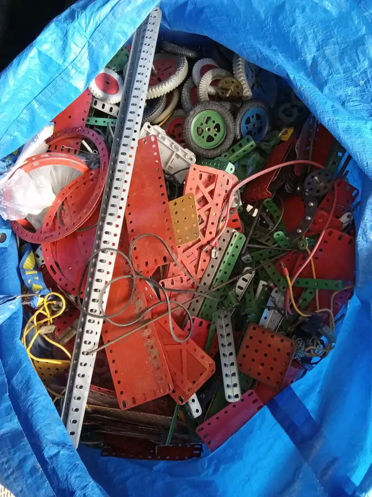 LARGE BAG OF VINTAGE MECCANO INCLUDES PLATES, CONNECTORS, WHEELS, GEARS, NUT BOLTS, JOINERS ETC Image 1++