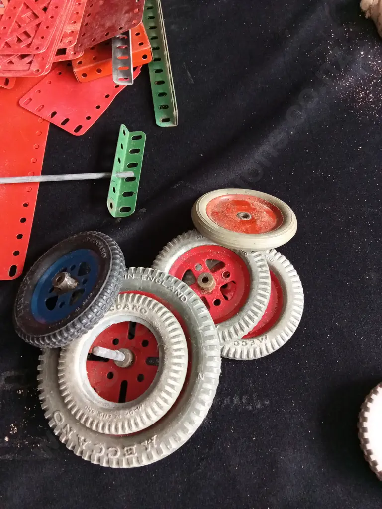 LARGE BAG OF VINTAGE MECCANO INCLUDES PLATES, CONNECTORS, WHEELS, GEARS, NUT BOLTS, JOINERS ETC Image 1++